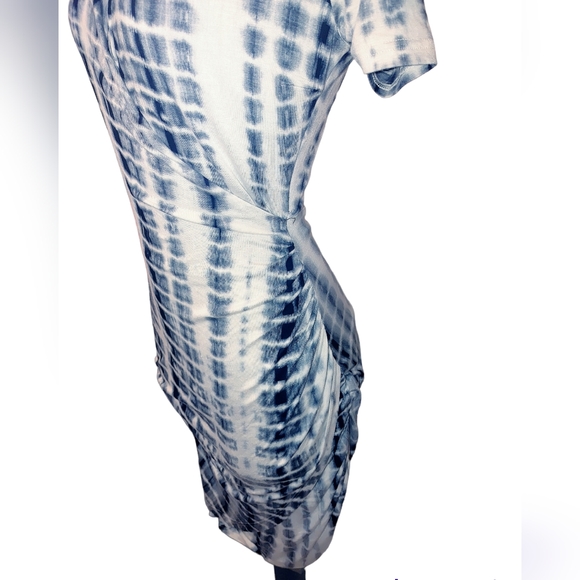 🔥 Faux Wrap Black and Gray Short Sleeved Tie Dye Dress - Picture 3 of 12